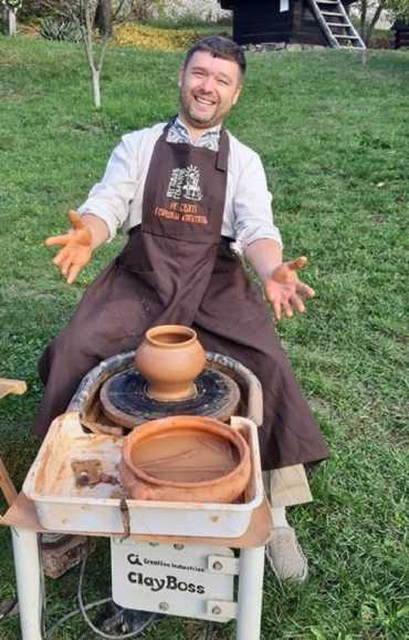 В Ужгороде на фестивале в скансене учат гончарному делу мастера из разных уголков Украины