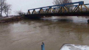 Река вышла из берегов: В Закарпатье затоплено автодорогу, проезд невозможен 