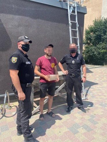 В Закарпатье полиция разоблачила наркопреступника, парень разгуливал по улице с пакетом амфетамина