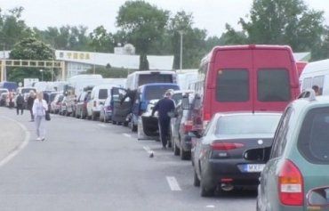 На КПП Тиса и Лужанка в Закарпатье очередь стала еще больше - 150-200 авто!