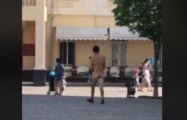 По центру Мукачево ходит голый мужчина