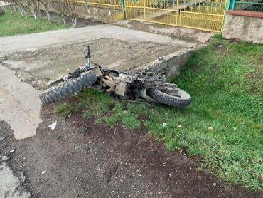 В Закарпатье 17-летний подросток, управляя мотоциклом, на полном ходу врезался в Renault