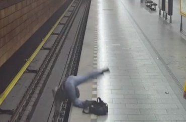В Чехии мужчину от смерти под поездом спасли буквально доли секунды