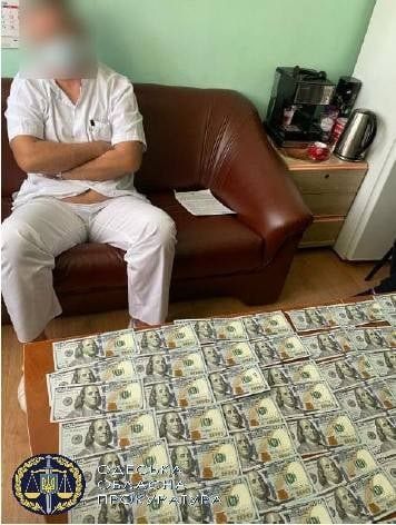 На взятке 11 тыс. долларов взяли завотделением кардиохирургии одной из больниц Одессы. 