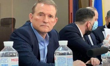 В Киеве Печерский районный суд избирает меру пресечения Виктору Медведчуку 