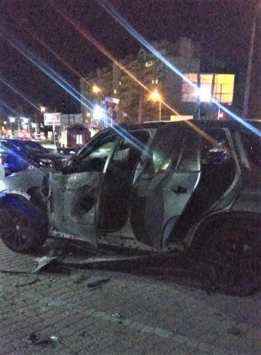 В Ивано-Франковске на улице Галицкая взорвали BMW Х5. 