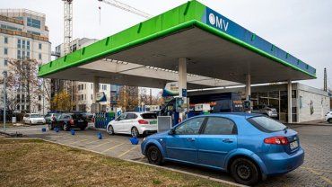 В Венгрии АЗС из-за "заморозки" цен ограничивают продажи топлива