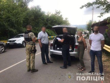 Молодую переправщицу с подельником взяли "на горячем" на границе в Закарпатье