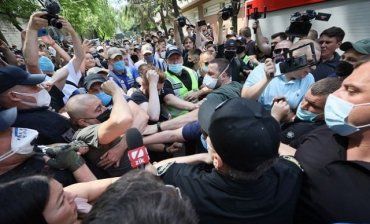 Мера пресечения для Стерненко: Под столичным судом снова нападают на журналистов