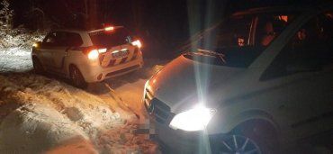 В Закарпатье водитель на «Mercedes» застрял в снежном сугробе в лесу