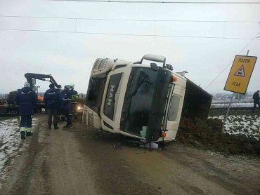Серьезная авария в Словакии: Грузовик врезался в дрезину и опрокинулся, 2 травмированных 