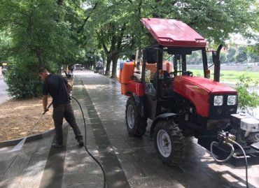 В областном центре Закарпатья обновленную набережную Независимости убирают специальной машиной