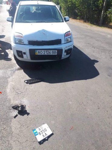 Авария на въезде в Виноградово: Ford не разминулся с мопедом