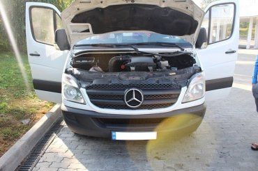 У пограничников на КПП Тиса возникли сомнения: Микроавтобус «Mercedes» не пустили в Закарпатье
