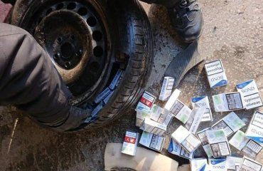 Тайники с сигаретами нашли в Volkswagen на КПП Тиса в Закарпатье