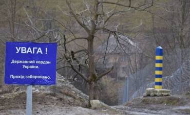 На границе в Закарпатье "интуристы" лезут в ЕС через забор