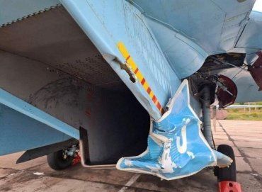 Истребитель Су-27 снес дорожный знак на трассе Киев-Чоп