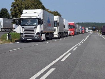  В Словакии пограничный переход в Вышне-Немце не выдерживает натиска: В колонне стоят сотни грузовиков