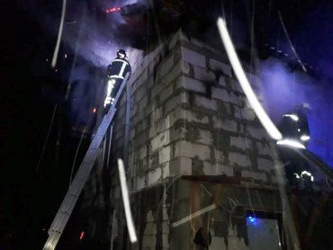  Загорелась хозпостройка: В Закарпатье спасатели потушили пожар на территории частного дома