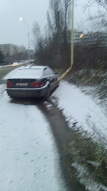 Снег не жалеет: В Ужгороде водитель "BMW" разбился об столб 