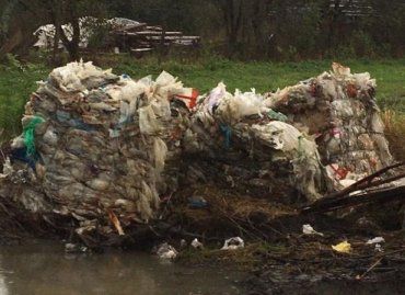На Закарпатті "сміття" викидають у довкілля вже цілими контейнерами