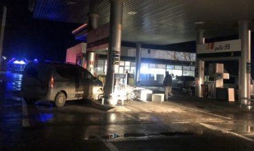 Обошлось чудом без взрыва: На заправке в Закарпатье под утро произошло ДТП 