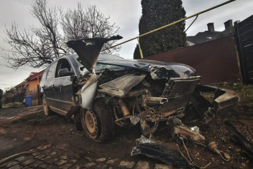 ДТП в Мукачево: Автомобиль на большой скорости разнёс машину об электроопору 