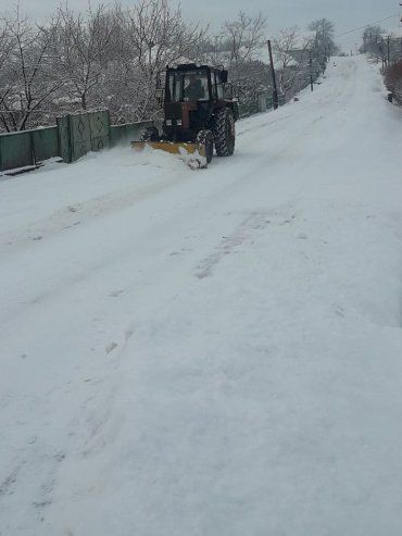 Житель Закарпаття самотужки на тракторі розчистив від снігу село