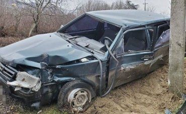 Что-то пошло не так: В Закарпатье водитель ВАЗа врезался в электроопору