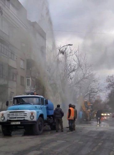 Фонтан высотой в пять этажей прорвался из-под асфальта в Ужгороде 