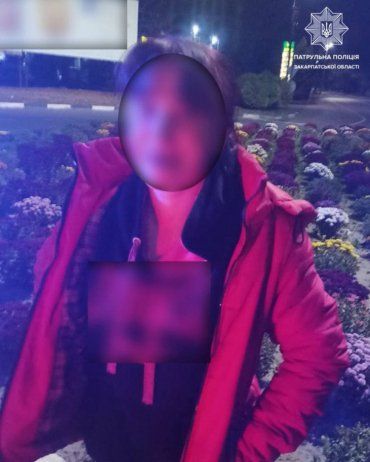 В Закарпатье прохожие сдали полицейским странную женщину 