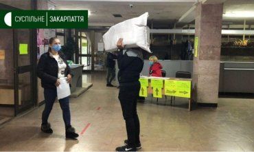 Выборы в Ужгороде. Теризбирком принимает бюллетени и протоколы с избирательных участков