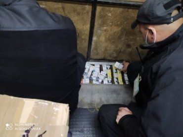 На кордоні Закарпаття з Угорщиною в мікроавтобус знайшли "схрон" з контрабандними цигарками