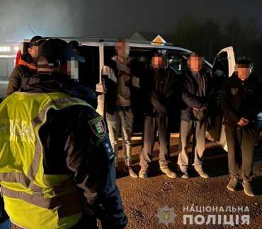 З автівки перед українсько-угорським кордоном силовики "витягли" двох нелегалів