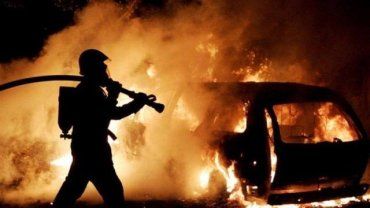 Вечернее небо в Закарпатье озарил огонь от машины, которая "внезапно" вспыхнула!