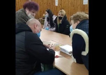 Избирательные протоколы в Ужгороде на участках подписывали будущим числом