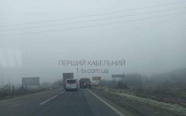 На трассе в Закарпатье не смогли разъехаться два транспортных средства