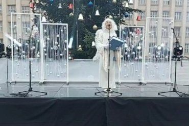 Перед областным "Белым домом" в Ужгороде засияла огнями главная новогодняя елка Закарпатья!