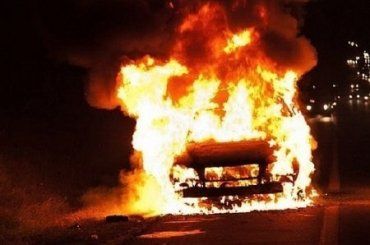 "Дуэт" автомобилей столбом огня ушел в небо в Закарпатье!