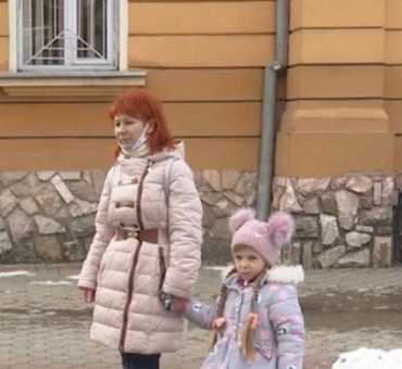 Аферисты в Закарпатье украли все деньги с карточки матери больного ребенка