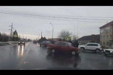 Дві легкові автівки взяли одна одну "на абордаж" на дорозі в Закарпатті 
