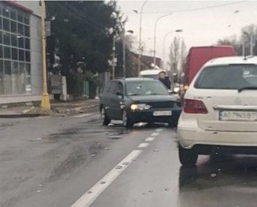 Два автомобиля "бодалися" как те козлики на дороге в Ужгороде