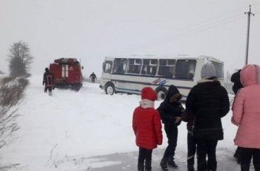 Снежные заносы "похоронили" на трассе автобус с детьми
