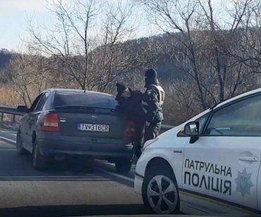 Две патрульные машины догоняли легковушку с пьяным водителем в Закарпатье