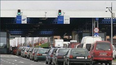 В Чопе на границе с Венгрией "скупчилось" три десятка автомобилей