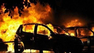 "Ночные поджигатели" в Ужгороде напали на припаркованные легковушки!
