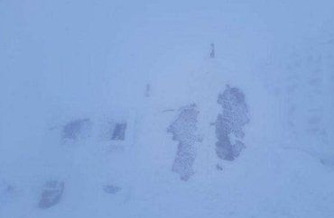 Зимняя вьюга "атаковала" Украинские Карпаты