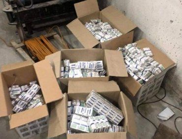 В Закарпатье на границе в "секретках" Форда нашли более тысячи пачек сигарет