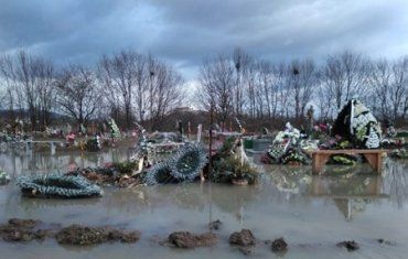 Дожди смывают свежие могилы на кладбище в Мукачево