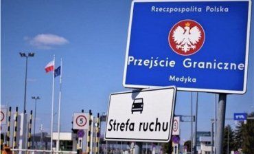 Польські стражі кордону сотнями повертають наших громадян в Україну!